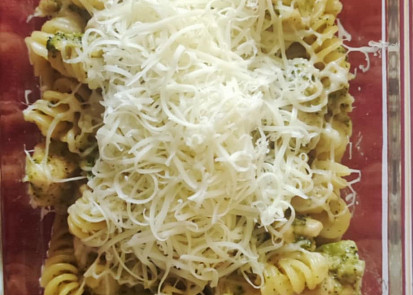 Těstoviny se sýrovou omáčkou a kuřecím masem s brokolicí