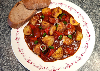 Pečené brambory se špekáčkovou omáčkou