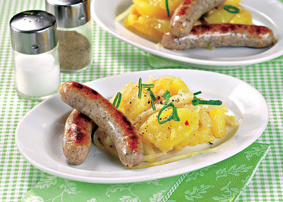 Německé bratwursty s bramborovo-hořčicovým salátem