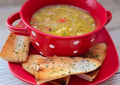 Zeleninová polévka se slaninou a drobením