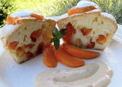 Piškotové muffiny s meruňkami a meruňkovou pěnou