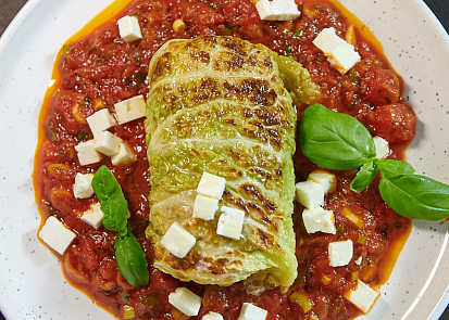 Plněný kapustový list s rajčatovou omáčkou podle Marka Fichtnera