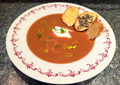 Krémová polévka z červené řepy se sýrovými krekry (s pórkem a celerem)