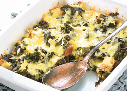 Zapečený kadeřávek s chlebem