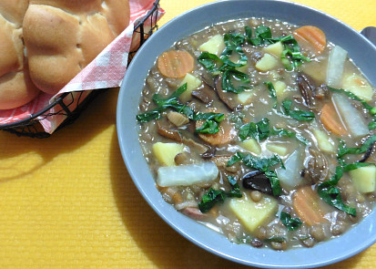 Bramborovo-čočková polévka s houbami