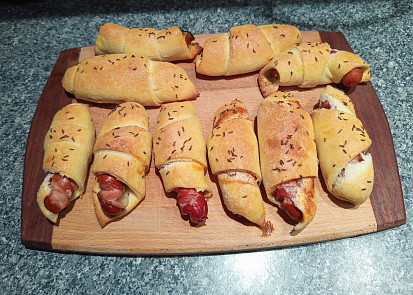 Jednoduché párky v rohlíku s kečupem nebo hořčicí