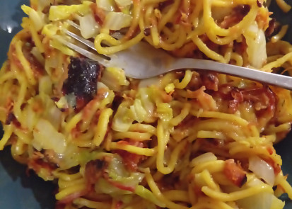 Vaječné těstoviny s uzeným masem a čínským zelím