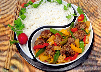 Sladkokyselé masové koule s paprikou a ananasem