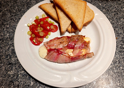 Pečený romadur ve slaninovém kabátku