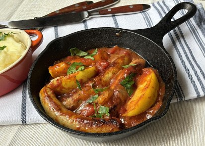 Klobásky v pikantní omáčce s rajčaty a jablky