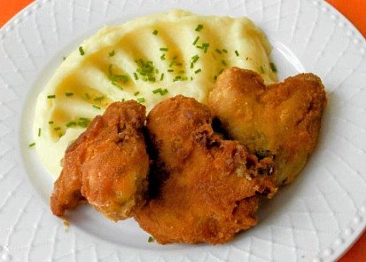 Smažená kuřecí křídla s bramborovo-smetanovou kaší