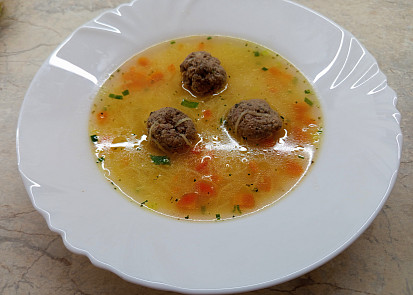 Králičí vývar s domácími nudlemi a knedlíčky