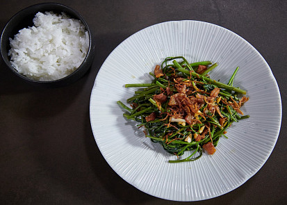 Rýže a vodní špenát podle Khanha Taa