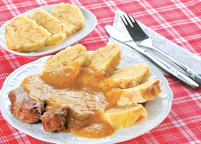 Jemné pražské knedlíky s falešnou svíčkovou omáčkou