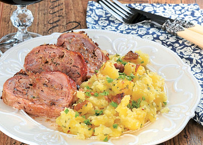 Kachní roláda s játrovo-kuřecí nádivkou