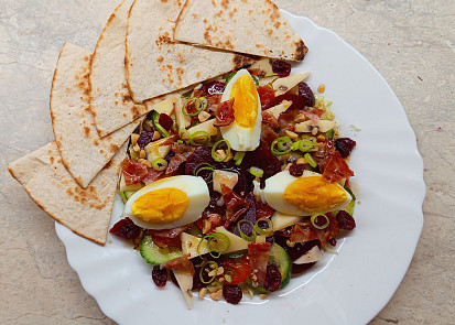 Sladkokyselý salát z červené řepy se slaninou, vejci a ořechy