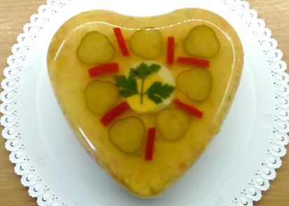 Slavnostní vaječná tlačenka ve tvaru srdíčka