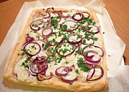 Koláč s balkánem a s červenou cibulí