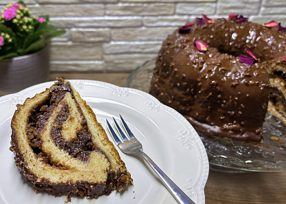 Kynutá bábovka s marcipánovou náplní