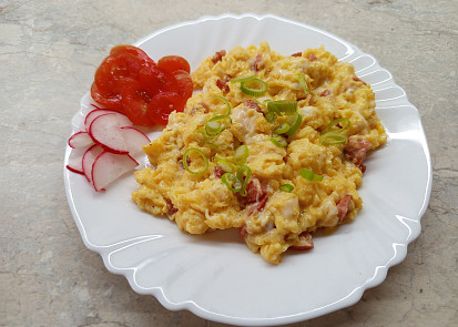 Míchaná vejce se sýrem a uzeninou