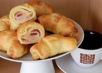 Rohlíčky plněné ementálem a schwarzwaldskou šunkou