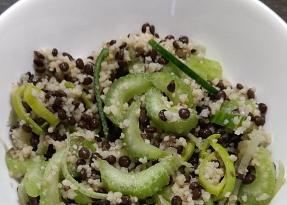 Salát z beluga čočky a kuskusu