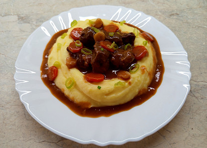 Hovězí kližka na červeném víně a kořenové zelenině