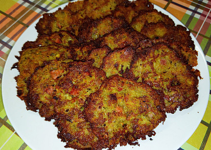 Křupavé bramboráčky s uzeninou a nivou