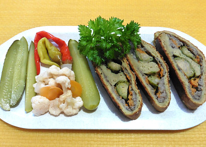 Závin z bramborového těsta plněný prejtem a růžičkovou kapustou