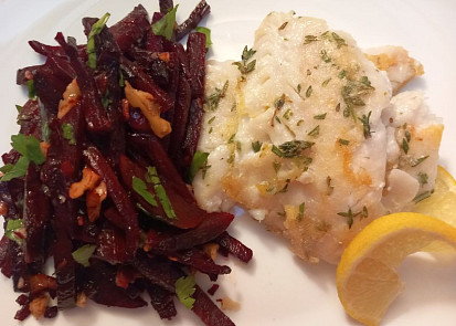 Teplý salát z červené řepy s rybou