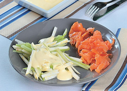 Celerový salát s uzeným lososem