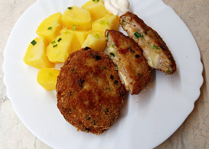 Karbanátky s jarní cibulkou plněné hermelínem