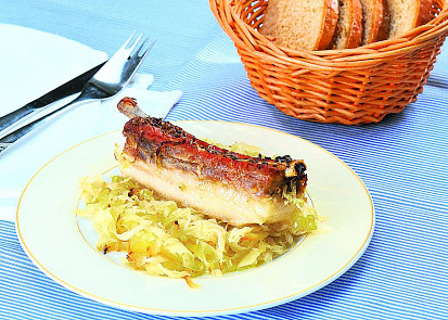 Vepřový bůček pečený v zelí