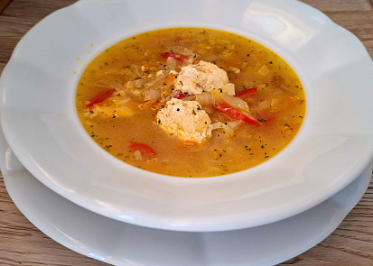 Zeleninová polévka s čínským zelím a parmazánovým kapáním