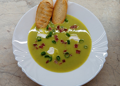 Hráškovo-pórkový krém se zakysanou smetanou