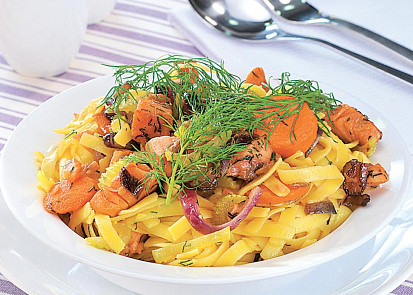 Nudle s lososem a koprem