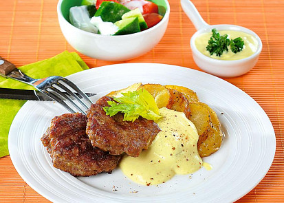 Sekaný biftek s dijonskou omáčkou