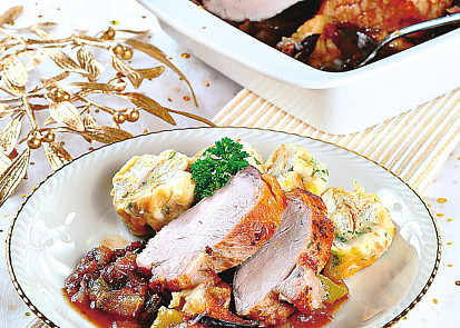 Vepřová pečeně na víně s jablky a knedlíkem