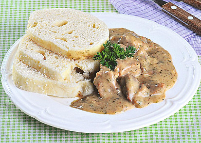 Zadělávané vepřové kostky s majoránkou a knedlíkem