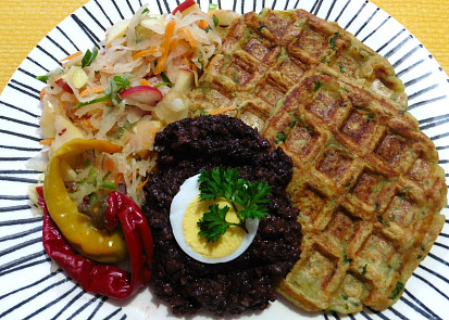 Bramborové vafle s prejtem a zelným salátem