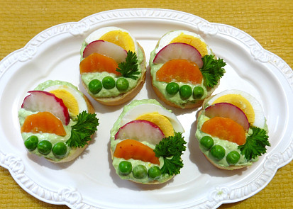 Jednohubky s hráškovou pomazánkou a vařeným vejcem