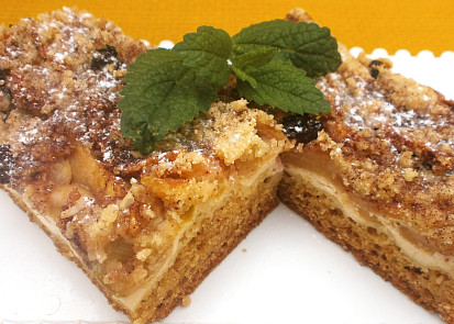 Koláč s tvarohem, jablky a drobenkou