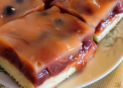 Ovocné řezy s pudinkem a jahodami