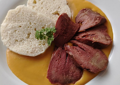 Uzený vepřový jazyk se zeleninovou omáčkou se smetanou