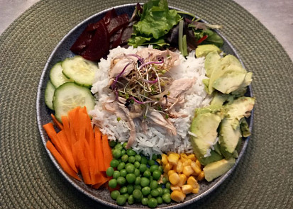 Trhané kuřecí maso s rýži a zeleninovou oblohou