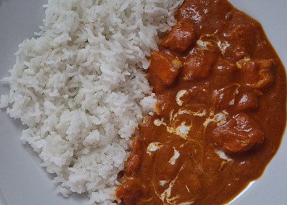 Indická rajčatová omáčka s kuřecím masem