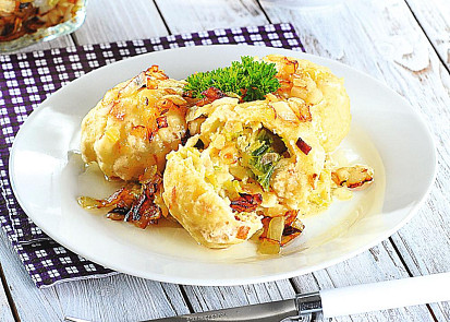 Plněné bramborové knedlíky s kapustou