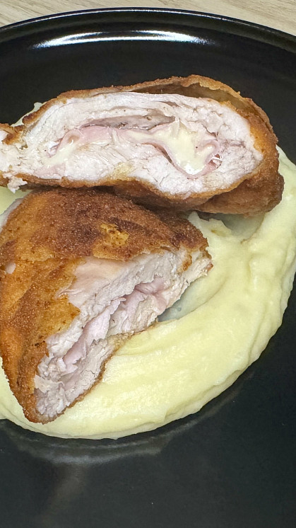 Smažená kuřecí kapsa se šunkou a sýrem - Cordon Bleu