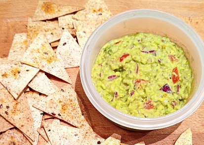 Guacamole s domácími nachos