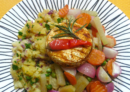 Camembert z horkovzdušné fritézy s dušenou zeleninou